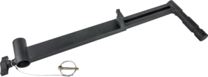 800q-01_122777 Kupo KS-159B Junior Adjustable Offset Arm -varressa on musta metallirakenne, jossa on sylinterimäinen kiinnitin, kulmikas jatke ja irrotettava metallitappi, joka on kiinnitetty lankasilmukalla. Se kiinnitetään 20 uroskierteisen yläosan kautta.