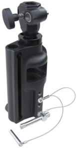 800q-01_122825 Kupo KS-214 Spigot Adapter 5/8" F - 1-1/8" F on esitetty eristettynä vaalealla taustalla, ja siinä on musta säädettävä muotoilu, jossa on pallopää, kiristysnuppi, pitkänomainen ura, metalliset turvakaapelit ja mukana tulevat kuusiokoloavaimet.