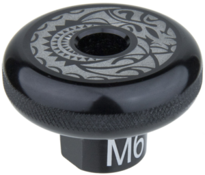 800q-01_122829 Kupo KS-220 Aluminum Round Knob -nupissa on musta pyöreä metallinen muotoilu, koristeellinen harmaa heimokuvio yläosassa ja valkoisella merkitty "M6" sen pohjassa.