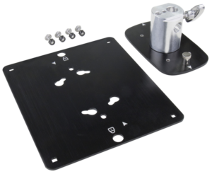 800q-01_122833 Kupo KS-232 Quick Release Adapter with Plate (18.5cm x 21.5cm) sisältää mustat asennuslevyt, esiporatut reiät, viisi ruuvia ja hopeanvärisen säädettävän metallikannattimen, kuvassa valkoisella pohjalla.