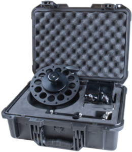800q-01_122848 Kupo KS-251K Steadicam Hard Mount Kit sisältää mustan kovakuorisen kotelon, jossa on vaahtomuovipehmuste ja joka pitää turvallisesti pyöreän metallikelan ja useita pienempiä metallikomponentteja räätälöidyissä paikoissa.