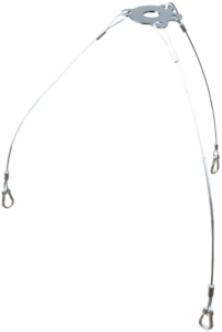 800q-01_122870 Kupo KS-277 Space Light Skirt Mounting Bracket -kiinnikkeessä on kolme teräsvaijeria, joiden silmukoidut päät ulottuvat keskimmäisestä metallilevystä ja muodostavat Y-muotoisen ripustusjärjestelmän tilavalaisimien tai vastaavien valaisimien ripustamista varten.