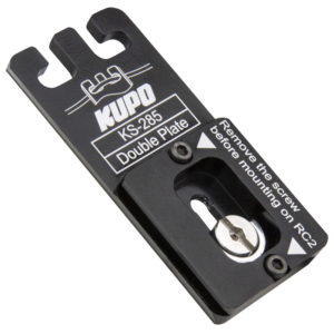 800q-01_122877 Mustassa Kupo KS-285 Double Plate (Quick Release Plate for Arca-Swiss & RC2) -levyssä on valkoinen merkintä, kiinnitysrako ja näkyvä ruuvi. Ohjeet: Irrota ruuvi ennen kiinnitystä RC2:een.