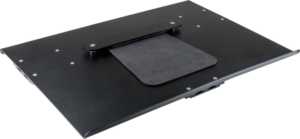 Kupo KS-305B Tethermate for iMac on musta suorakulmainen metallinen asennuslevy, jossa on useita ruuvinreikiä ja keskellä korotettu kiinnike, joka on suunniteltu laitteiden tukemiseen tai kiinnittämiseen.