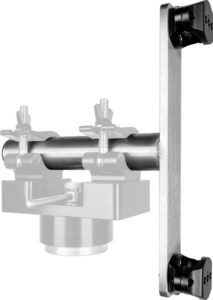 Kupo KS-332 Pipe To Easyrig T Bracket -kiinnikkeessä on säädettävät kiinnikkeet, kaksi perhosruuvia ja kaksi mustaa kulmakiinnikettä, jotka näkyvät valkoisella pohjalla, jossa osa laitteesta on häivytetty korostuksen vuoksi.