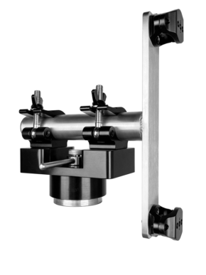 Kupo KS-334 Pipe to Easyrig Coupler (2 kpl:n sarja) on ruostumattomasta teräksestä valmistettu ja musta kiinnike, jossa on säädettävät kiinnittimet ja pultit ja joka on suunniteltu sylinterimäisten esineiden kiinnittämiseen turvallisesti pinnoille.