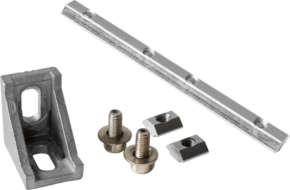 800q-01_122907 Kupo KS-340 Connecting Set For Headset Mounting Bracket, joka sisältää metallisen kiinnikkeen, uraliuskan, kaksi ruuvia aluslevyineen ja kaksi suorakulmaista mutteria, on järjestetty valkoiselle taustalle.