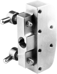 800q-01_122956 Lähikuva KUPO KS-620 Hard Mount Female Block for Steadicam Zephyr -kiinnityslohkosta, jossa näkyy sen sileä, heijastava, tarkkaan työstetty metalli, jossa on useita kierrereikiä, kaksi nupillista metallitappia ja keskeinen pyöreä aukko.