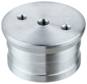 800q-01_122962 KUPO KS-660 Elemack/Euro Starter (1/2"-13) on lieriömäinen metalliosa, jossa on sileä, hopeanvärinen viimeistely ja kolme kierteitettyä reikää sen tasaisella yläpinnalla, kuvassa valkoista taustaa vasten.