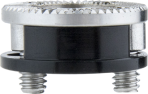 Lähikuva Kupo KS-734 Arri Rossette Bolt-On Mount (1/4"-20) -metallisesta sylinterimäisestä kameran lisävarusteesta, jossa on kaksi ruuvikiinnikettä alareunassa ja kuvioitu yläreuna, kuvattuna tavallista taustaa vasten.