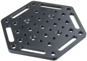 Kupo KS-0406 Hex Cheese Plate for 6" Suction Cup on kuusikulmainen metallilevy, jossa on useita kierteitettyjä/kierteettömiä reikiä ja kolme pitkulaista aukkoa, jotka on suunniteltu kiinnitykseen tai mekaaniseen kokoonpanoon.