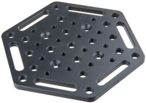 800q-01_123027 Kupo KS-0406 Hex Cheese Plate for 6" Suction Cup on kuusikulmainen metallilevy, jossa on useita kierteitettyjä/kierteettömiä reikiä ja kolme pitkulaista aukkoa, jotka on suunniteltu kiinnitykseen tai mekaaniseen kokoonpanoon.
