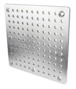 800q-01_123031 Kupo KS-1212 12 "x12" Square Cheese Plate (alumiini) on metallinen levy, jossa on harjattu viimeistely, tasaisin välein olevat pyöreät reiät ja neljä suurempaa reikää jokaisen kulman lähellä.