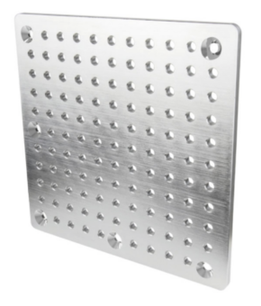 800q-01_123031 Kupo KS-1212 12 "x12" Square Cheese Plate (alumiini) on metallinen levy, jossa on harjattu viimeistely, tasaisin välein olevat pyöreät reiät ja neljä suurempaa reikää jokaisen kulman lähellä.
