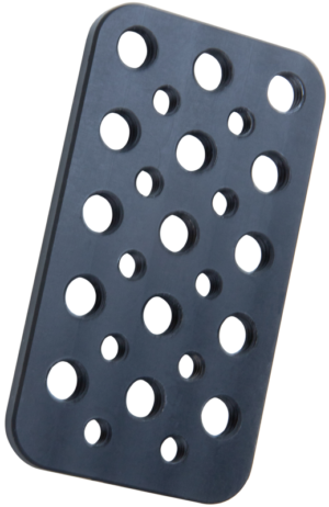 Kupo KS-3922 Mini Mounting Plate on musta, suorakulmainen metallilevy, jossa on pyöristetyt kulmat ja rivit pyöreitä 3/8" ja 1/4" reikiä. Se näkyy kulmassa tavallista taustaa vasten.
