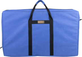 800q-01_123090 Kupo KT-1824 -kantolaukku 18 "x24" -lippuille on suuri, suorakulmainen sininen laukku, jossa on mustat kahvat ja pieni ruskea etiketti edessä.