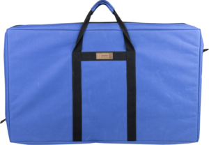 800q-01_123090 Kupo KT-1824 -kantolaukku 18 "x24" -lippuille on suuri, suorakulmainen sininen laukku, jossa on mustat kahvat ja pieni ruskea etiketti edessä.