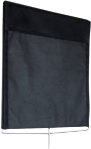 800q-01_123104 Kupo KT-4848TF 48 "x48" Top Hinge Floopy Full Frame Black -lippu näkyy mustana suorakulmaisena lippuna ohuella hopeisella tolpalla valkoista taustaa vasten.