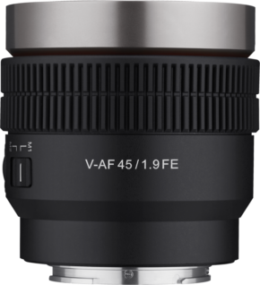 800q-01_124036 Lähikuvassa mustasta Samyang V-AF 45mm T1.9 -objektiivista Sony FE:hen näkyy hopeiset korostukset, kuvioitu tarkennusrengas ja sivukytkin. Tuotenimi on painettu valkoisella objektiiviin valkoista taustaa vasten.