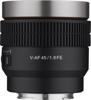 800q-01_124036 Lähikuvassa mustasta Samyang V-AF 45mm T1.9 -objektiivista Sony FE:hen näkyy hopeiset korostukset, kuvioitu tarkennusrengas ja sivukytkin. Tuotenimi on painettu valkoisella objektiiviin valkoista taustaa vasten.