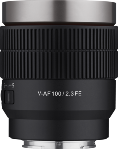 800q-01_126657 Lähikuvassa Samyang V-AF 100mm T2.3 - Sony FE -objektiivista näkyy "V-AF100 / 2.3 FE" -merkintä, kuvioidut tarkennusrenkaat ja säätörenkaat sekä vasemmalla puolella oleva vaihtokytkin.