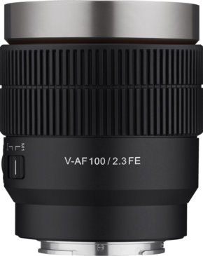 800q-01_126657 A close-up of the Samyang V-AF 100mm T2.3 - Sony FE lens shows the "V-AF100 / 2.3 FE" marking, the textured focus rings and adjustment rings, and the shift switch on the left.