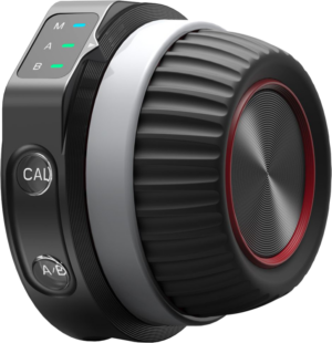 800q-01_128811 A close-up of the SmallRig 4295 Wireless Handwheel Controller (Lite) shows a black and silver knob with a textured handle, red highlight ring, CAL and A/B buttons, and indicator lights labeled M, A and B.