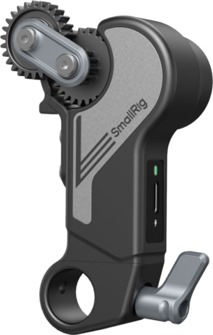 800q-01_128813 A close-up of the SmallRig 4297 Wireless Receiver Motor (Lite) shows two interlocking gears, a USB-C charging port and a mounting lever, all in a stylish black and grey design.
