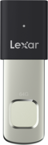 800q-01_128842 Lexar JumpDrive Fingerprint F35pro USB 3.2 Gen1 on 64 Gt:n muistitikku, jossa on musta korkki ja hopeinen runko, jonka etupuolelle on painettu 64 G.