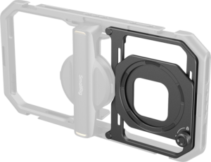 800q-01_128930 SmallRig 4843 Magnetic Filter Adapter for Universal Mobile Video Cage 67mm, musta, jossa on näkyvä tuotemerkki kahvassa, kiinnitetään läpinäkyvään älypuhelinrunkoon ja siinä on lukitusmekanismi oikeassa alakulmassa.