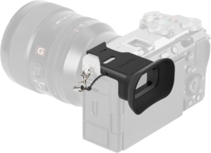 800q-01_128934 SmallRig 4819 Camera Viewfinder Eyecup for Sony Alpha 7C II / Alpha 7CR, musta, jossa on kiinnityslenkki, kiinnitetään suurella objektiivilla varustetun hopeanvärisen ja mustan digitaalikameran etsimeen.