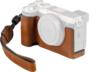 800q-01_129000 SmallRig 5015 -kameran nahkakotelosarja Sony Alpha 7C II/Alpha 7CR:lle, ruskea, suojaa kameran runkoa ja sisältää yhteensopivan rannehihnan, joka tarjoaa täyden pääsyn säätimiin ja portteihin.