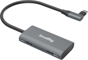 800q-01_129085 SmallRig 4598 USB-C Hub 4-in-1 on harmaa sovitin, jossa on USB-C 3.1- ja USB-C 2.0 -portit, äänisovitin ja lyhyt kaapeli, joka päättyy USB-C-liittimeen.