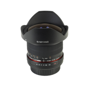 Samyang 8mm f/3.5 UMC Fish-eye CS II -objektiivi Canon EF -järjestelmään, musta, terälehdenkuvioisella hupulla, punaisella korostusrenkaalla ja merkityillä tarkennus- ja aukkoasteikoilla, on esillä valkoista taustaa vasten.