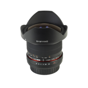 800q-01_4080000208 Samyang 8mm f/3.5 UMC Fish-eye CS II -objektiivi Canon EF -järjestelmään, musta, terälehdenkuvioisella hupulla, punaisella korostusrenkaalla ja merkityillä tarkennus- ja aukkoasteikoilla, on esillä valkoista taustaa vasten.