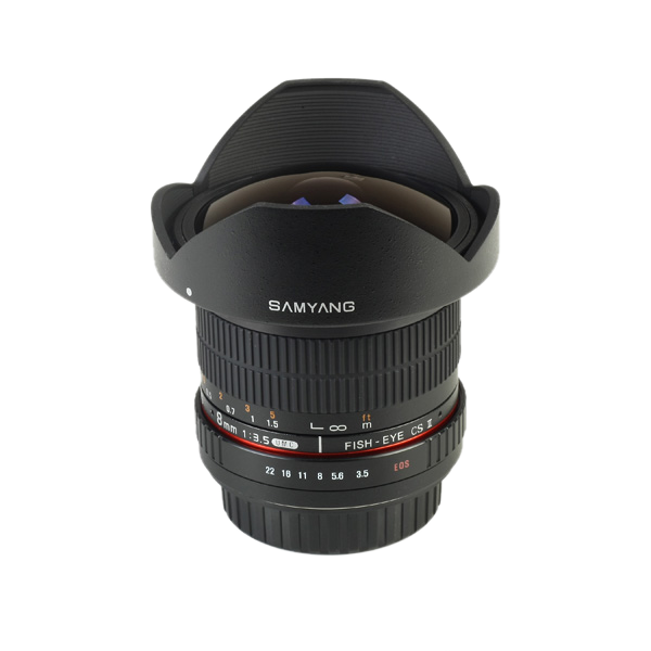 800q-01_4080000208 Samyang 8mm f/3.5 UMC Fish-eye CS II -objektiivi Canon EF -järjestelmään, musta, terälehdenkuvioisella hupulla, punaisella korostusrenkaalla ja merkityillä tarkennus- ja aukkoasteikoilla, on esillä valkoista taustaa vasten.