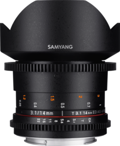 800q-01_SAM-14MM-ED-VDSLR Lähikuvassa Samyang 14mm T3.1 VDSLR ED AS IF UMC II for Sony FE -objektiivista näkyvät sen leveä, harjamainen tarkennusrengas, aukon merkinnät, terälehden muotoinen huppu ja T3.1/14mm ED AS IF UMC yksityiskohdat.