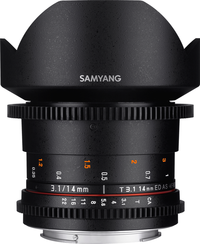 800q-01_SAM-14MM-ED-VDSLR Lähikuvassa Samyang 14mm T3.1 VDSLR ED AS IF UMC II for Sony FE -objektiivista näkyvät sen leveä, harjamainen tarkennusrengas, aukon merkinnät, terälehden muotoinen huppu ja T3.1/14mm ED AS IF UMC yksityiskohdat.
