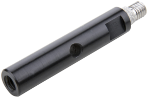 800q-02_122752 Kupo KS-111 5/8''' (16mm) sovitin 3/8'''F:stä 3/8'''M:ään sisältää mustan sylinterimäisen metalliakselin, jossa on hopeinen kierteitetty pää, keskellä porattu reikä ja suorakulmainen leikkaus, kuvassa valkoisella pohjalla.