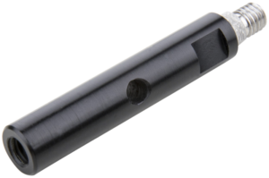 800q-02_122752 Kupo KS-111 5/8''' (16mm) sovitin 3/8'''F:stä 3/8'''M:ään sisältää mustan sylinterimäisen metalliakselin, jossa on hopeinen kierteitetty pää, keskellä porattu reikä ja suorakulmainen leikkaus, kuvassa valkoisella pohjalla.