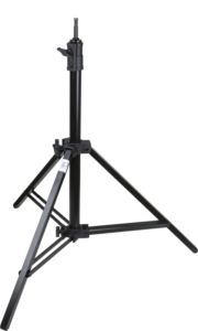 800q-03_119300 KUPO 163MB Steadicam Stand on musta, säädettävä kolmijalkainen valoteline, jossa on kolme leveää jalkaa, pystysuora keskipylväs ja lukitusmekanismit, jotka on suunniteltu valaisulaitteiden tukemiseen valokuvausta tai videokuvausta varten.
