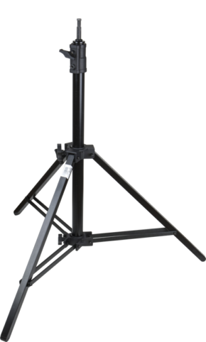 800q-03_119300 KUPO 163MB Steadicam Stand on musta, säädettävä kolmijalkainen valoteline, jossa on kolme leveää jalkaa, pystysuora keskipylväs ja lukitusmekanismit, jotka on suunniteltu valaisulaitteiden tukemiseen valokuvausta tai videokuvausta varten.