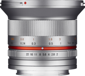 800q-06_SAMYANG-12MM-F2 Samyang 12mm f/2.0 NCS CS Fuji X (hopea) -objektiivin lähikuvassa näkyy punainen korostusrengas ja kaiverretut etäisyys- ja aukkomerkinnät mustalla ja oranssilla värillä valkoista taustaa vasten.