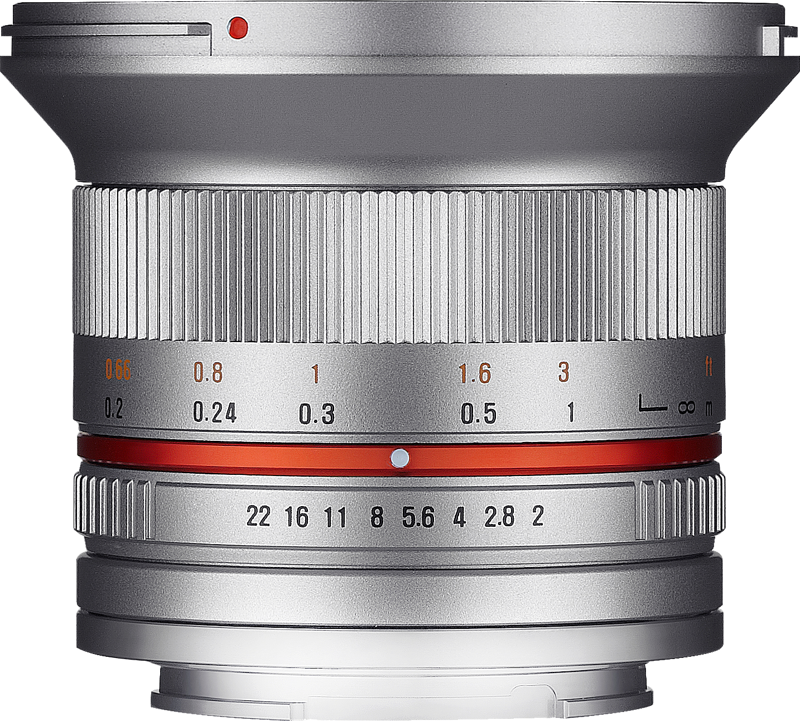 800q-06_SAMYANG-12MM-F2 Samyang 12mm f/2.0 NCS CS Fuji X (hopea) -objektiivin lähikuvassa näkyy punainen korostusrengas ja kaiverretut etäisyys- ja aukkomerkinnät mustalla ja oranssilla värillä valkoista taustaa vasten.
