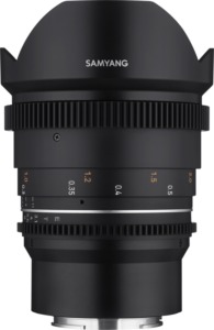 800q-08_115734 Lähikuvassa Samyang 14mm T3.1 VDSLR MK2 - Sony FE -objektiivista näkyy sen mattamusta viimeistely, tarkennus- ja aukkorenkaat, valkoiset ja oranssit merkinnät sekä terälehden muotoinen vastavalosuoja.