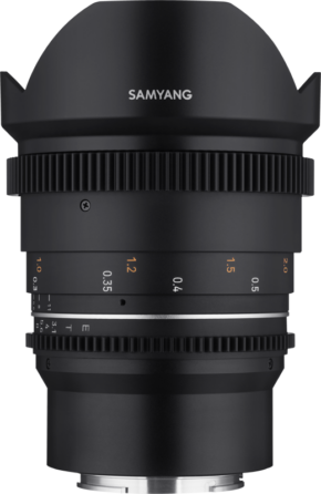 Lähikuvassa Samyang 14mm T3.1 VDSLR MK2 - Sony FE -objektiivista näkyy sen mattamusta viimeistely, tarkennus- ja aukkorenkaat, valkoiset ja oranssit merkinnät sekä terälehden muotoinen vastavalosuoja.
