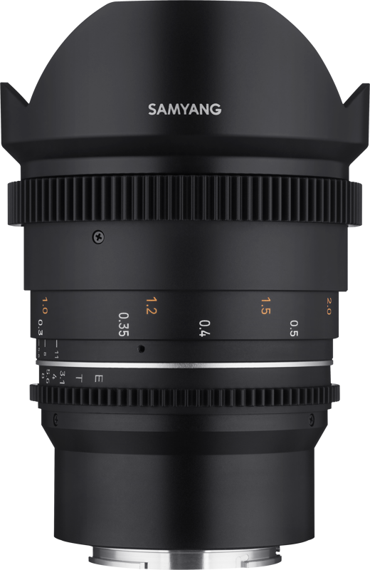 800q-08_115734 Lähikuvassa Samyang 14mm T3.1 VDSLR MK2 - Sony FE -objektiivista näkyy sen mattamusta viimeistely, tarkennus- ja aukkorenkaat, valkoiset ja oranssit merkinnät sekä terälehden muotoinen vastavalosuoja.