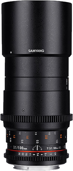 800q-104052 Samyang 100mm T3.1 VDSLR ED UMC Macro - Sony FE on musta kameraobjektiivi, jossa on valkoiset ja oranssit etäisyys- ja aukkomerkinnät, kuvioitu tarkennusrengas ja irrotettava huppu.