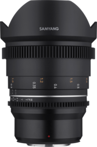 800q-13_115738 Lähikuvassa Samyang 14mm T3.1 VDSLR MK2 - MFT -objektiivista näkyy sen leveä huppu, tarkennus- ja aukkorenkaat sekä valkoiset ja oranssit mittamerkinnät mustassa rungossa.