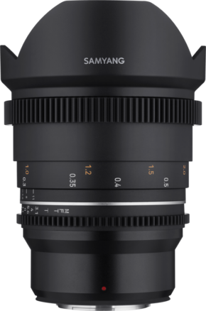 Lähikuvassa Samyang 14mm T3.1 VDSLR MK2 - MFT -objektiivista näkyy sen leveä huppu, tarkennus- ja aukkorenkaat sekä valkoiset ja oranssit mittamerkinnät mustassa rungossa.